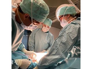 Dr. Mike Dewever en quirófano