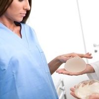 Bruststraffung mit Silikonimplantaten?