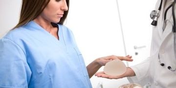 Brustvergrößerung mit runden Implantaten mit glatter Oberfläche