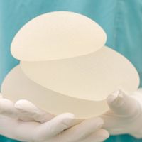 Die axilläre Brustvergrößerung mit Implantat unter dem Brustmuskel
