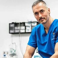 Dr. Sinis ist Spezialist des Plexus brachialis und rettet die Hand eines Jungen