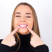 Unsichtbare Zahnschienen vs. feste Zahnspangen - Der Vergleich
