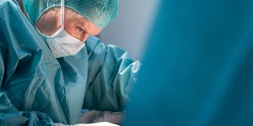 Brustverkleinerung oder Bruststraffung: Wann welcher Eingriff sinnvoll ist