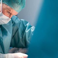 Brustverkleinerung oder Bruststraffung: Wann welcher Eingriff sinnvoll ist