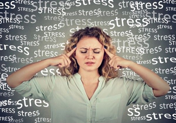 Frau leidet unter viel Stress.