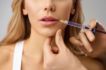 Patientin während Lippenunterspritzung