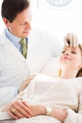 Dr. Decker im Behandlungsraum
