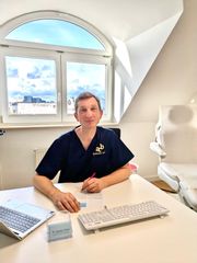 ausfuehrliche-beratung-in-der-schoenheitschirurgie-in-berlin-von-dr-kremer-thum