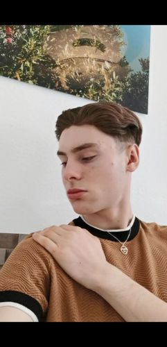 Asymmetrie der Wangen Nase und Kinn 