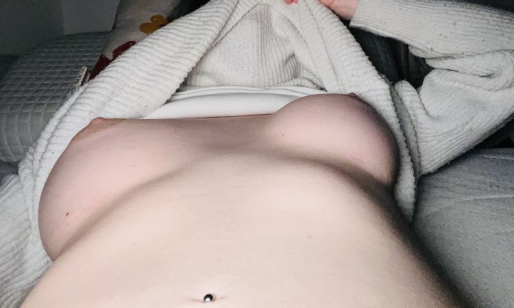 Warum steht eine Brust steif und hart im Liegen hoch und die andere nicht ? - 76985