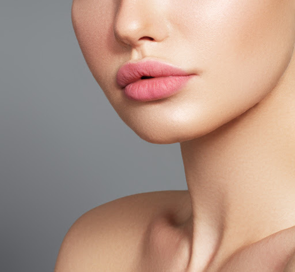 Dank der Lippenlifting-Methode können Sie den Effekt von natürlich vollen Lippen erzielen