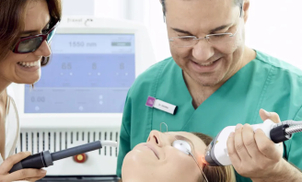 Dr. med. Stephan Günther in einer Skin Resurfacing Behandlung