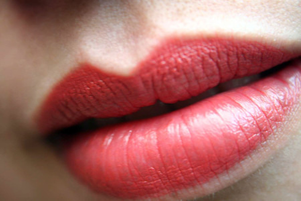 Lippen aufspritzen und den Amorbogen anheben - Dr. Huschek