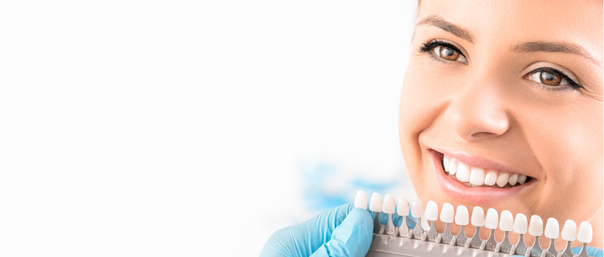 Regelmäßige Mundhygiene und Pflege des Zahnimplantats trägt zur Haltbarkeit entscheidend bei