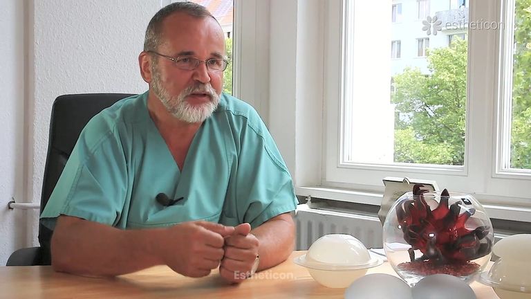 Warum werden die Schamlippenkorrekturen häufig mit der “genitalen Verjüngung” gleichgesetzt? Werden die Patientinnen damit jü
