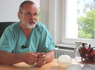 Warum werden die Schamlippenkorrekturen häufig mit der “genitalen Verjüngung” gleichgesetzt? Werden die Patientinnen damit jü