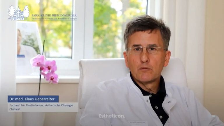 Dr. med. Klaus Ueberreiter erklärt, wie lang die Narbe nach einer Oberarmstraffung ist.